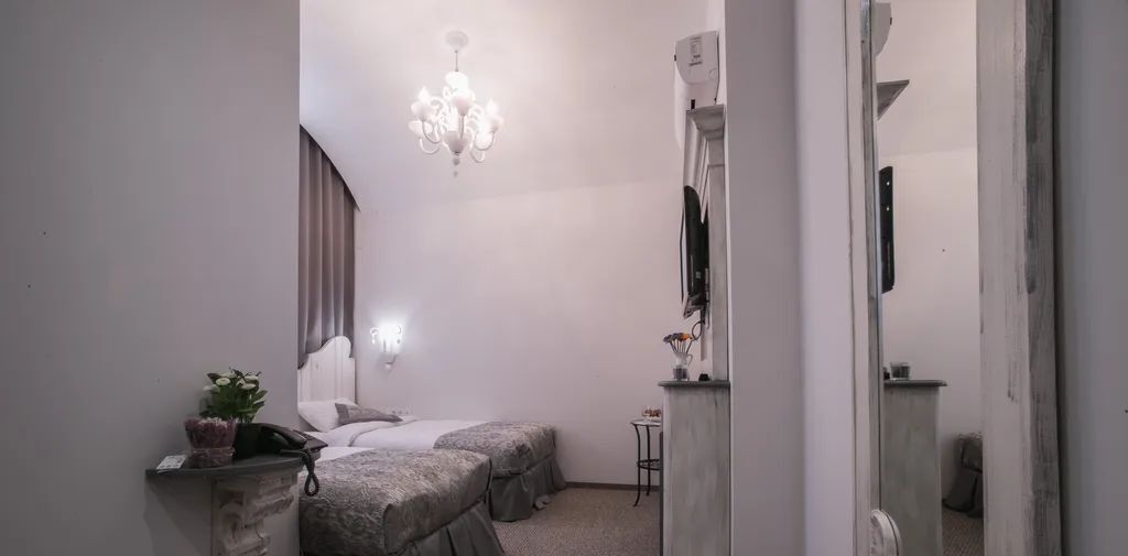 комната г Омск р-н Центральный ул Маршала Жукова 105 фото 2
