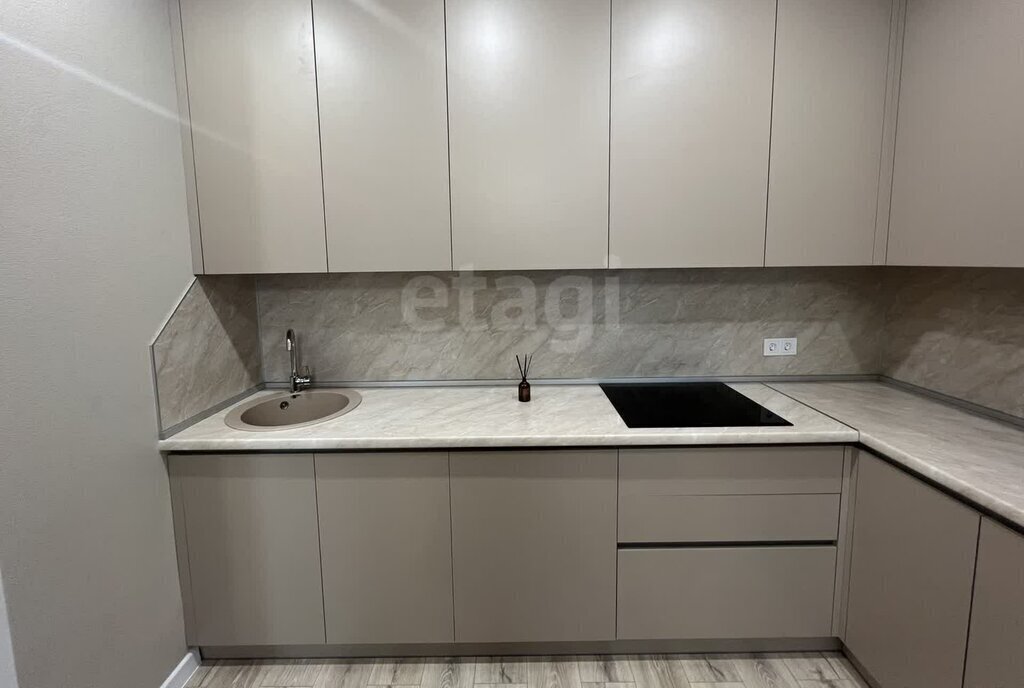 квартира г Тюмень ул Фармана Салманова 3 фото 2
