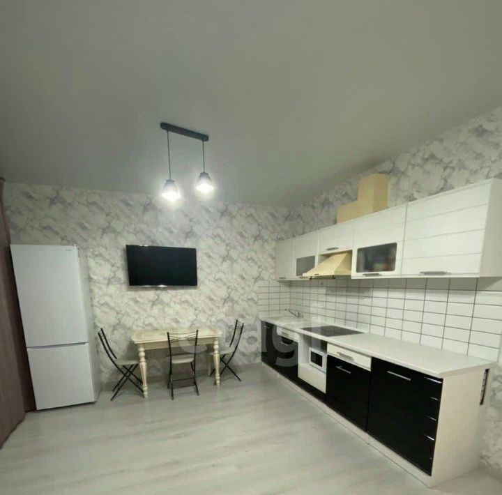 квартира г Сургут ул Ивана Захарова 11/1 30-й фото 2