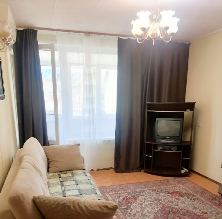 квартира г Тольятти р-н Автозаводский 5 квартал ул Свердлова 17 фото 2