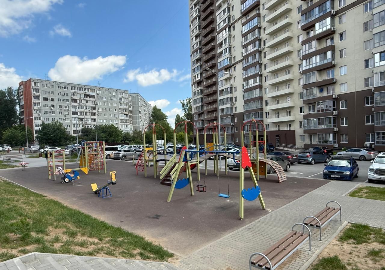 квартира г Волгоград р-н Дзержинский ул им. Расула Гамзатова 21 фото 1