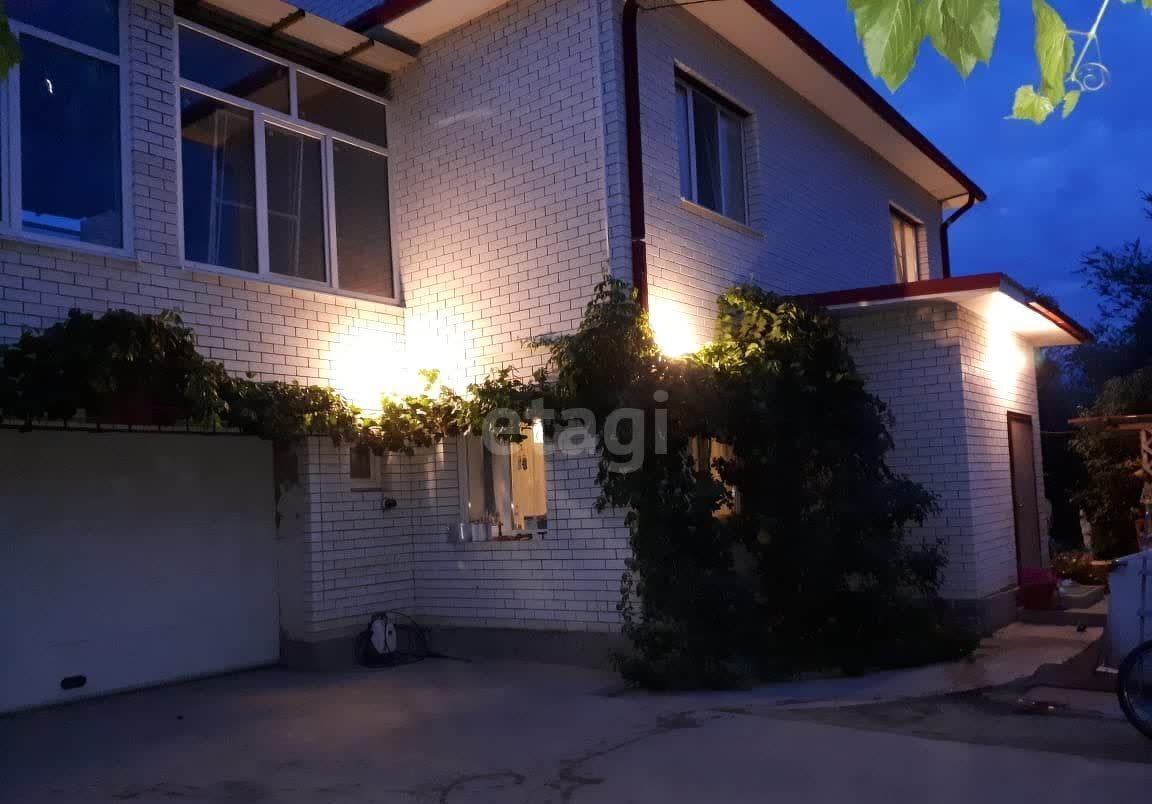 дом г Астрахань р-н Советский Ароматная ул., 12 фото 1