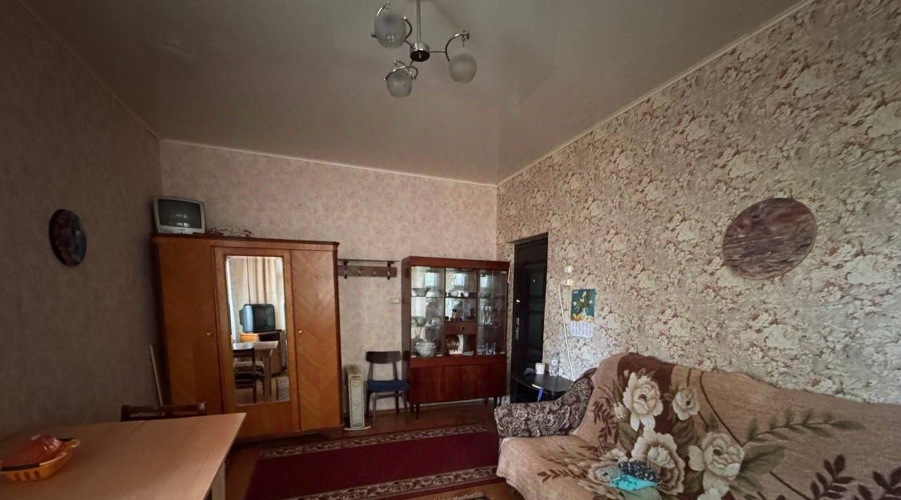 комната г Саратов р-н Кировский ул им Бирюзова С.С. 17 фото 1