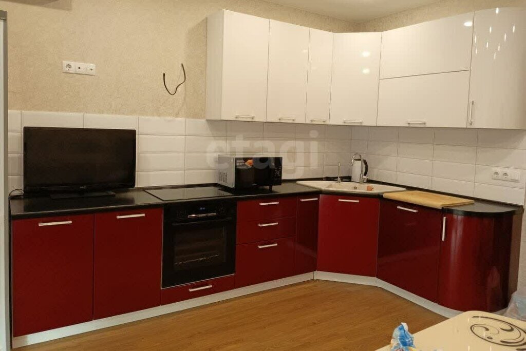 квартира г Тюмень ул Мельникайте 32к/2 фото 1